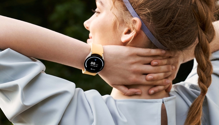 An undated image of a girl wearing One UI 6 Watch. — Samsung
