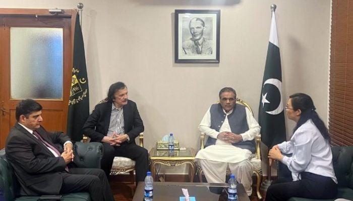 An image of the HYF delegation and SAPM Haroon Akhtar Khan. — APP