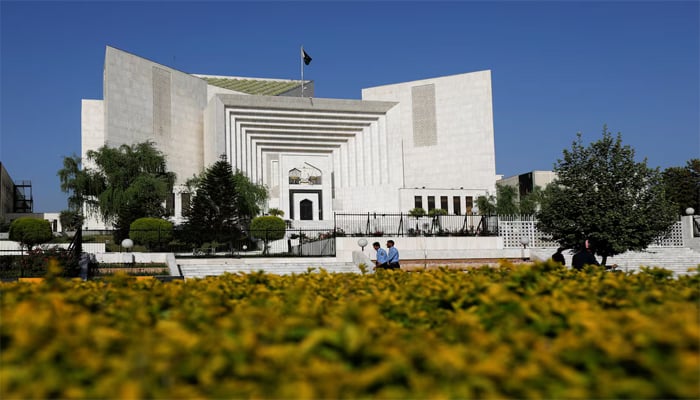 Police officers walk past the Supreme Court of Pakistan building, in Islamabad, Pakistan April 6, 2022. — Reuters