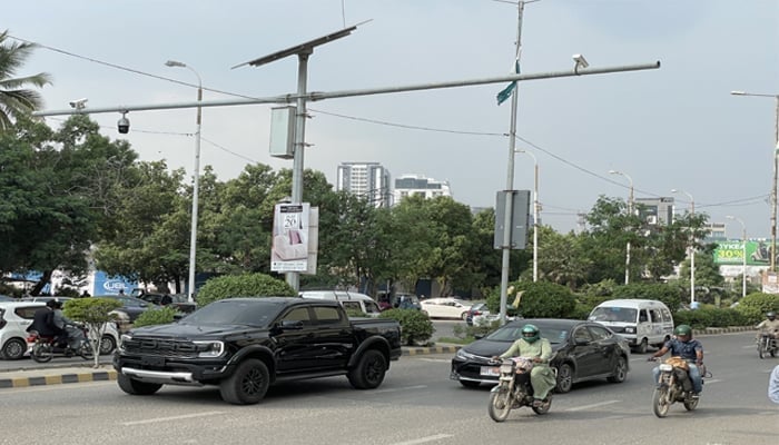 An image shows digital traffic system along with numerous commuters, taken on September 28, 2025. — Gadinsider