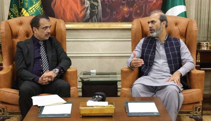 An image of State Bank of Pakistan Chief Manager Tariq Riaz (right), who visited LCCI and met with President Faheem-ur-Rehman Saigol (left) on November 29, 2025. — X/@LahoreChamber