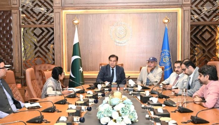 An image of Islamabad Chief Commissioner and Capital Development Authority (CDA) Chairman Muhammad Ali Randhawa addressing a meeting on Smog Mitigation and Environmental Protection in Islamabad on December 5, 2025. — CDA